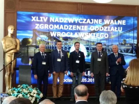 Foto: 2 i 3 od prawej – kol. Wiesław Trzeciak i Marcin Kowalski w towarzystwie Prezesa Piotra Szymczaka i Andrzeja Hachoła 